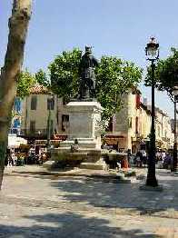 Platz mit Statue